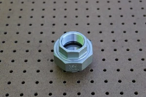 316 150# STAINLESS STEEL 1-1/4" THREADED UNION PIPE FITTING - Picture 1 of 3