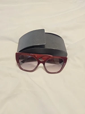 Gafas de sol PRADA borgoña hechas en Italia con estuche Foto 1 de 3