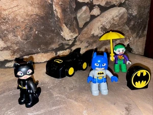 Lotto 7 pezzi personaggi Lego Duplo. Batmobile Batman gatto donna jolly e ricambi - Foto 1 di 5