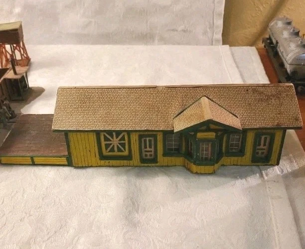 AMB SANTA FE Freight Station +4 Buildings HO Scale Inn, House, Water-tower, Pump - Image 1 of 4