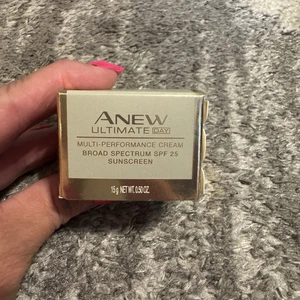 Crema de día Anew Ultimate Multi-Performance FPS 25 protector solar tamaño de viaje de Avon - Imagen 1 de 9