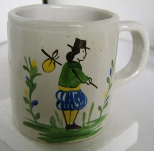 Pennsylvania Dutch Keramik Tasse; Reisender Mann, handbemalt, Quimper Stil - Bild 1 von 6