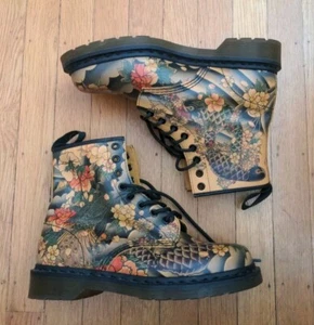 DR MARTENS × EVISU WAGARA JAPANISCHER FISCH VOGEL BLUME TATTOO STIEFEL M8 W10 1480 - Bild 1 von 7