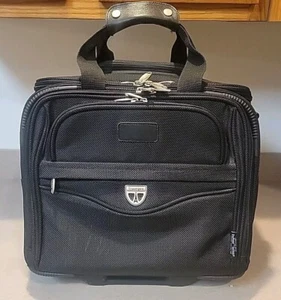 TRAVELPRO FlightPro Crew 16”x12”x 9” weiche Seite Handgepäck, schwarze Taschen - Bild 1 von 12