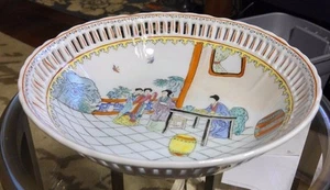 ANTIQUE CHINESE QIANLONG HAND PAINTED FIGURE BOWL PLATE PLUMS FRUIT FAMILLE ROSE - Picture 1 of 12