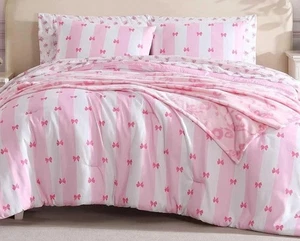 Betsey Johnson Queen Bettdecken-Set 8-teilig superweiche Bettwäsche, Schleife Streifen rosa neu - Bild 1 von 7