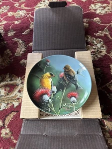 Plato de jilguero Edwin M Knowles Birds of Your Garden 1987 Kevin Daniel - ¡Como nuevo!! - Imagen 1 de 12