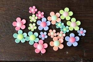 20 x Mixed Flower Cabochon Daisy Plastic Flat-back Embellishment Deco Wedding - Picture 1 of 7