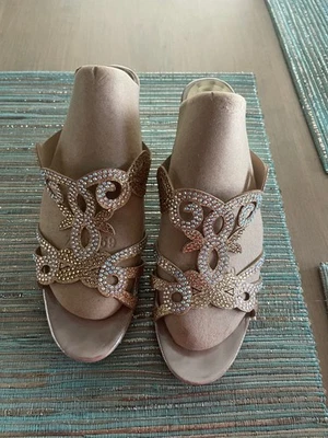 女士的水钻凉鞋一脚蹬穆勒鞋中楔形鞋跟空心罗马 ~ 44 — 第 1/4 张图片