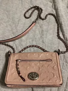 Bolso de cuero en relieve Coach Signature con correa de cuero de cadena rosa claro - Imagen 1 de 3