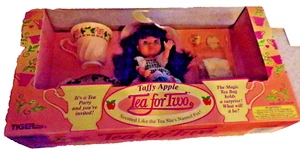 LOOK TIGER ELECTRONICS TAFFY APPLE TEA FOR TWO PARTY DOLL NEU IM KARTON - Bild 1 von 3