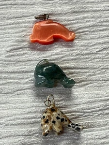 Konvolut kleiner geschnitzter grüner oder Leopardenstein oder orangefarbener Moonglow DOLPHIN Anhänger - Bild 1 von 11