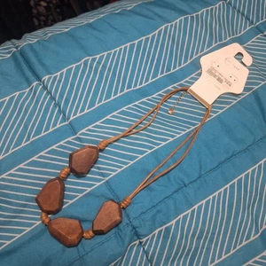 C Est. Natürliche Holzperlenkette an hellbrauner Kordel von 1946 - Bild 1 von 6