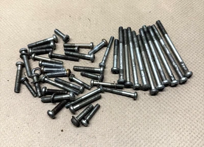 Lote de herrajes de tornillo de perno cubiertas de motor de colección Suzuki GT380 1972 Foto 1 de 4