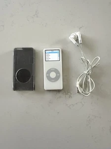 Apple iPod Nano 2GB Weiß Musik Player A1137 Bundle mit Ohrhörern und Hülle - Bild 1 von 17
