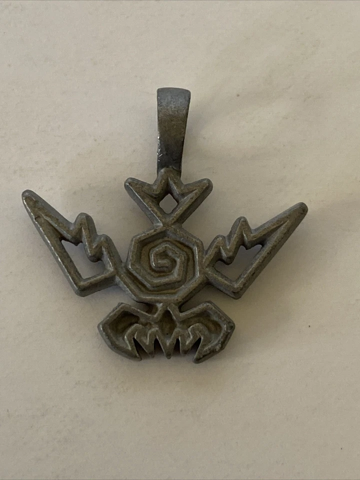 COLGANTE DE PELTRE MAD Vintage de BICO AUSTRALIA Foto 1 de 4