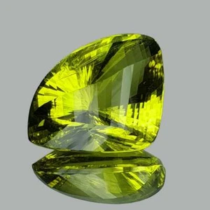 Green Gold Lemon Quartz 102.87 carat Trillion Fancy Cut 40x29 mm, VVS Clarity - Picture 1 of 2