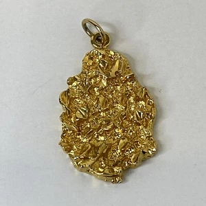 Colgante pepita de oro plano tono dorado clásico brutalista vintage 1,25" - Imagen 1 de 5