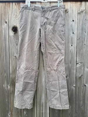 Pantalones chinos Eddie Bauer para hombre 32 x 30 calce clásico caquis leyenda lavado frente plano Foto 1 de 4