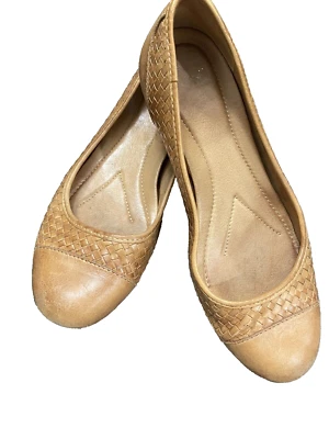 Puntera tejida de cuero tostado estilo plano Charliee de NURTURE para mujer talla 8 M Foto 1 de 4