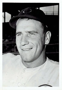 1945 Press Photo Ed Sauer, Outfielder for the Chicago Cubs Baseball Team - Picture 1 of 2
