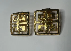 Givenchy Hammered Gold Vintage 80s Logo Monogram 4G Clip Unworn Earrings - Picture 1 of 7