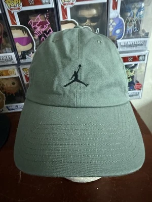 Usado en Excelente Condición - Gorra / Gorra Marca Jordan Strapback - Gris Con Negro  Foto 1 de 3