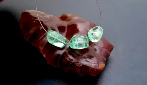 SEHR SELTENE KOLUMBIANISCHE SMARAGD PERLEN GLATT NUGGETS NATURFARBE UNBEHANDELT -5,00ct - Bild 1 von 11