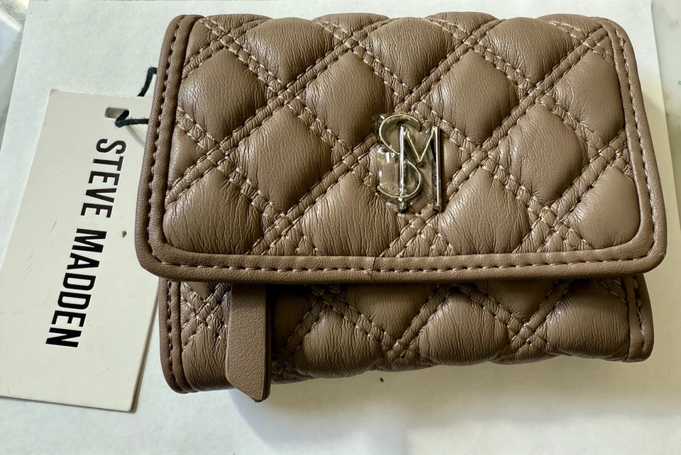 Steve Madden Acolchado Triple Estuche para Tarjetas Cartera - Champiñón Taupe Imitación Cuero Nuevo con Etiquetas Foto 1 de 4