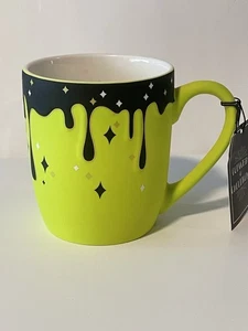 Taza de Halloween telarañas y calderos verde neón y negro sumergida nueva con etiquetas - Imagen 1 de 4