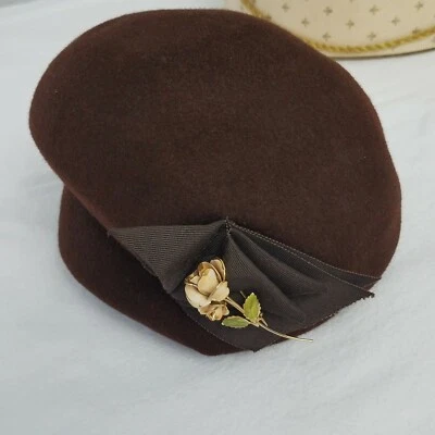 Glamour Felts Terry Sales Corp NY 1960's Brown Felt Beret Style Hat w/ Rose Pin - Image 1 of 4