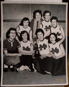1950s Mount Morris NY Cheerleaders 8 x 10 Photograph / Versage Studios - Bild 1 von 2