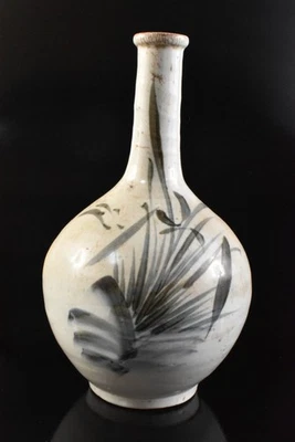 R2401: Japanese Old Imari-ware Blue&White Flower painting FLOWER VASE , auto - Image 1 of 4