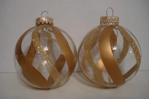 Juego de 2 adornos vintage de bolas de vidrio transparente con remolinos de brillo dorado y plateado - Imagen 1 de 8