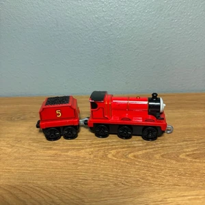 Thomas et ses amis poussent le long James train tender chemin de fer le réservoir moteur jouet vintage - Photo 1/4
