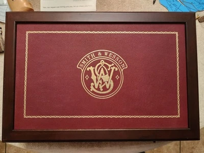 FACTORY SMITH AND WESSON WOODEN PRESENTATION BOX BEKEART 22/32 TARGET - Image 1 of 4