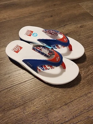 NOVO Chinelos Reef Fanning Masculino 9 Patriótico Vermelho Branco Azul EUA Abridor de Sandália - Imagem 1 de 4