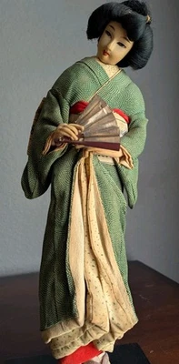 Muñeca Geisha Japonesa Kyugetsu Vintage Seda Kimono Abanico 16" Base Madera  Foto 1 de 4