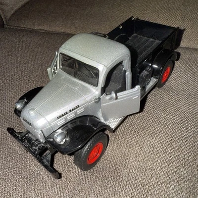 Dodge Power Wagon 1946 escala 1:32 fundido a presión - plateado/negro Foto 1 de 4