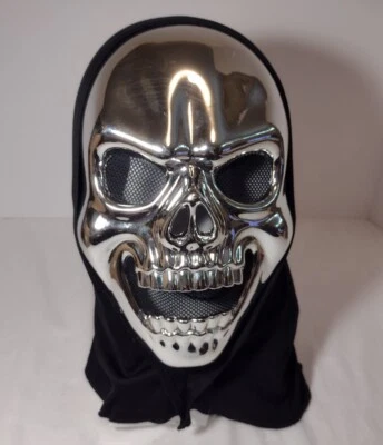 Máscara de Halloween calavera sonriente plateada con capucha negra disfraz de plástico brillante  Foto 1 de 4