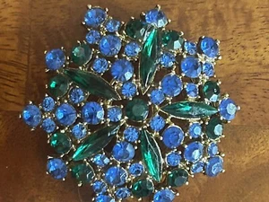Gorgeous Vintage Rhinestone brooch in blues & green in gold tone, 2 in diameter - Picture 1 of 2