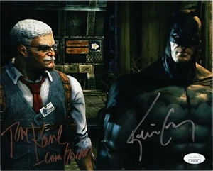 KEVIN CONROY~TOM KANE Auténtica Foto Firmada a Mano de BATMAN:Arkham 8x10 (JSA Certificado de Autenticidad) - Imagen 1 de 1