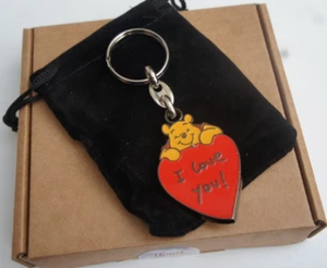DISNEY METALL WINNIE THE POOH ICH LIEBE DICH HERZ SCHLÜSSELRING & SCHWARZER SAMT GESCHENKTÜTE - Bild 1 von 4