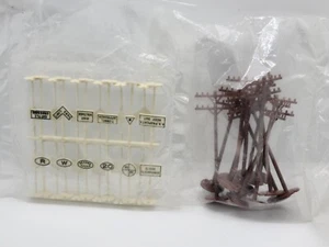 Vintage (24) HO Scale Bachmann PLASTICVILLE Railroad Sign & (10) Telephone Poles - Picture 1 of 5