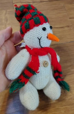Ganchillo 6" Muñeco de Nieve Peluche Sombrero Rojo Bufanda Verde Mitones Decoración de Navidad Foto 1 de 4
