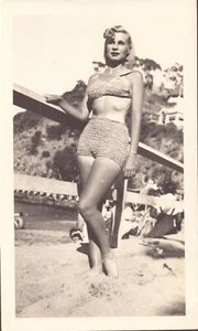 Foto d'epoca donna su lungomare bianco e nero circa anni 40 3,5X5 da collezione - Foto 1 di 2