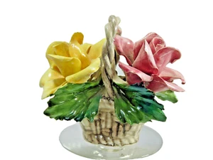 Cesta de flores vintage de porcelana Nuova Capodimonte hecha en Italia con mango de 4" x 5" - Imagen 1 de 11