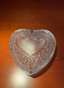 SALE! Lalique Kristall herzförmige Kommode/Schmuckkästchen NEUWERTIG 5 $ Versand - Bild 1 von 9