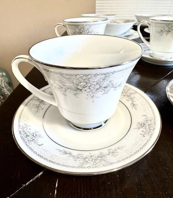 Vajilla Legendary by Noritake Sweet Leilani 43 piezas servicio para 8 Foto 1 de 4