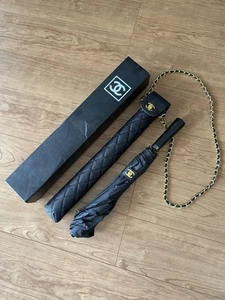 CHANEL Paraguas Plegable Negro Marca Coco Acento Dorado De Colección para Mujer Moda - Imagen 1 de 12